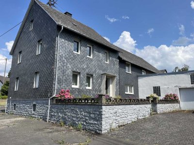 Ein- bis Zweifamilienhaus mit alter Schmiede in zentraler Lage von Neunkhausen.