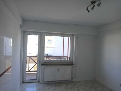 Helle 2-ZKB mit Balkon in verkehrsgünstiger Lage