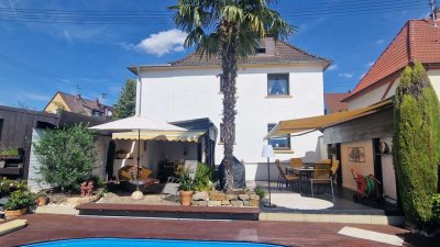 Freistehendes Einfamilienhaus/Mehrgenerationenhaus mit Pool und großzügiger  Terrasse