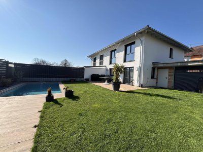 Attraktive Doppelhaushälfte mit Pool