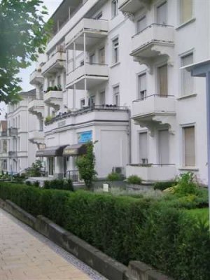 Frisch renovierte, große 2 ZKB mit großen Balkonen in Bad Nauheim ab 15.07.2025 zu vermieten !