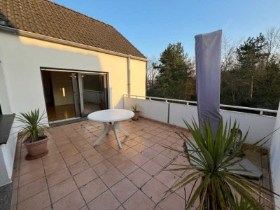 Erstbezug nach Renovierung: Traumhafte Dachgeschosswohnung mit großer Terrasse & neuer Einbauküche