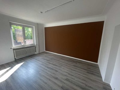 Schöne und vollständig renovierte 3-Zimmer-Wohnung mit Balkon und EBK in Mannheim