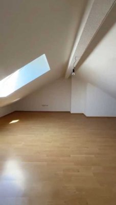 Helle 3-Zimmer-Dachgeschosswohnung mit Balkon & Galerie – Nachmieter gesucht
