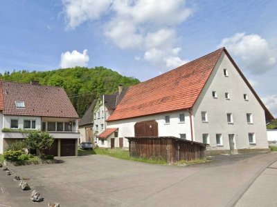 Geräumiges Haus mit großem Grundstück und Lagerflächen direkt an der Schmiech