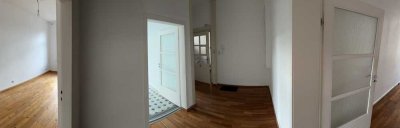 Zentrale 65 qm Altbau 2-Zimmer-Wohnung mit Wohnküche und Bad (mit Fenster)