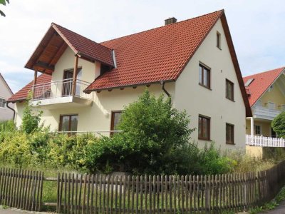 **Erstbezug, keine Abnutzung: Zweifamilienhaus mit Doppelgarage und großer Terrasse in Langquaid**
