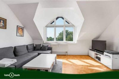 Helle DG-Wohnung + ca. 20 m² Nutzfläche im Spitzboden