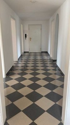 Von Privat: 4-Zimmer-Wohnung (95 m²) + 47 m² Hobbyräume mit sep. Eingang - nur 1 Min zur S-/U-Bahn