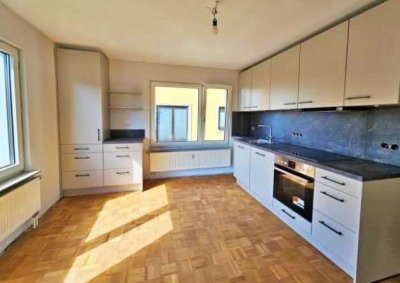 Stilvolle, renovierte 2-Zimmer-Hochparterre-Wohnung mit Terasse und neuer Einbauküche