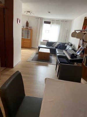 Sehr schöne 2,5 Zi. Wohnung in toller guten Lage. Neu renoviert !