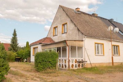 Unsanierte Doppelhaushälfte mit Ofenheizung auf verwildertem 3.500 m2-Grundstück mit Wiese und Wald