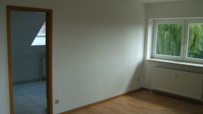 Gepflegte 2-Zimmer-DG-Wohnung mit Balkon und EBK in Hannover