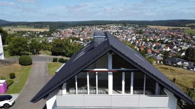 Gehobene 2-Raum-Dachgeschosswohnung mit Balkon und EBK auf dem Gleiberg