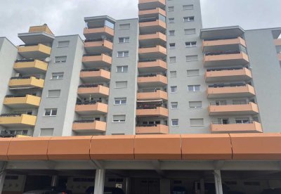 Sehr schöne drei Zimmerwohnung mit überdachten PKW-Stellplatz