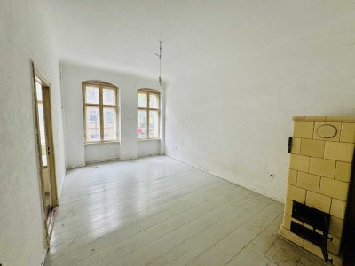 Sanierungsbedürftige Altbauwohnung in Top-Lage – nur wenige Schritte zum Kiehlufer!