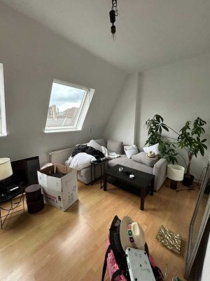 2-Zimmer-Dachgeschosswohnung mit viel Licht - WG-geeignet