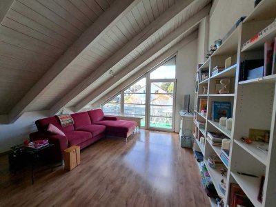 Helle 4-Zimmer Dachgeschoss-Wohnung mit Balkon und Garage inklusive in Pliezhausen-Dörnach