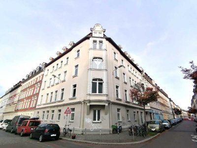 Wohnen über den Dächern: 3-Zimmer-Wohnung in gefragter Lindenauer Seitenstraße