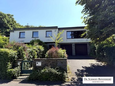 Stilvolles Wohnanwesen im Grünen mit über 1.233 m² Grundstück und Doppelgarage in Kirchen!