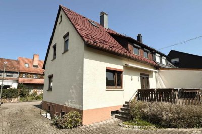 Ruhig gelegenes Zuhause mit idyllischem Garten und Doppelgarage