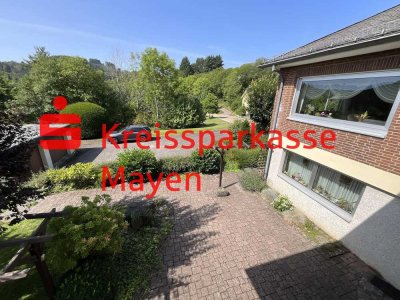 Winkelbungalow in Ortsrandlage in schöner Eifellandschaft.