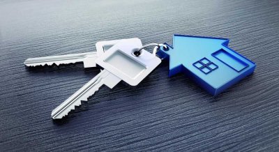In Renovierung: Zwei Zimmer mit Garage