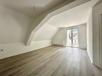 Frisch renovierte 4-Zimmer-Dachgeschosswohnung mit 2 Balkonen und neuer EBK