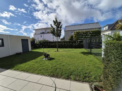 Modern, Neuwertig, Familienfreundlich!  DHH, Effizienz-40Plus, 2 Bäder, EBK, Garage, Garten