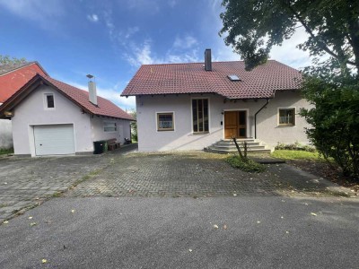 6.000 m² Grund: Großes Wohnhaus mit PV-Anlage & Einliegerwohnung