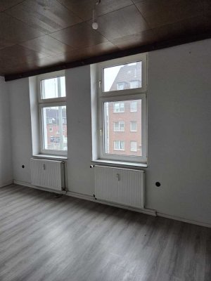 *2,5 Zimmer mit großzügiger Küche*