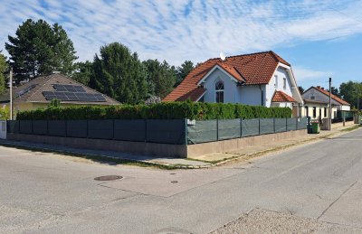 Entzückendes, topgepflegtes Einfamilienhaus auf Eckparzelle im Herzen von Strasshof