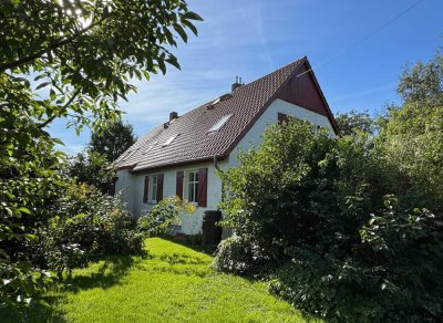 Landleben mit Stil – großzügiges Wohnhaus mit Gartenidylle am Feldrand