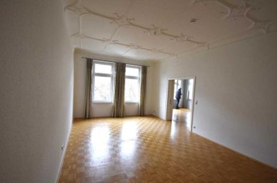 Exklusive, sanierte 2-Zimmer-Wohnung mit geh. Innenausstattung mit Balkon und EBK in Blücherplatz