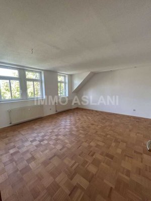 Charmante 3-Zimmer-Dachgeschosswohnung mit Balkon, Einbauküche & Stellplatz