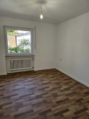 Sanierte 2er-WG-Wohnung im EG mit neuer Einbauküche in Gerbrunn