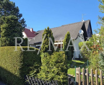 Vielseitig:
Zwei-Familienhaus (4+4 Zimmer) mit Garten, Garage und zwei Stellplätzen