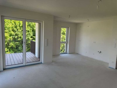 Erstbezug! 2-ZKB im 1. OG mit Balkon, Fußbodenhzg., elektr. Rollläden, Videosprechanl. u. Keller!