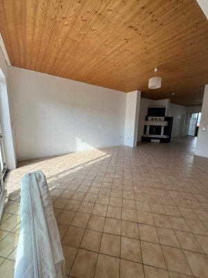 Sanierte Wohnung mit dreieinhalb Zimmern und Balkon in Eisenberg