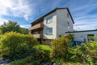 Familienglück und Gartenidylle: Großzügiges 2‑Familienhaus mit Garten & Garagen in Villingendorf