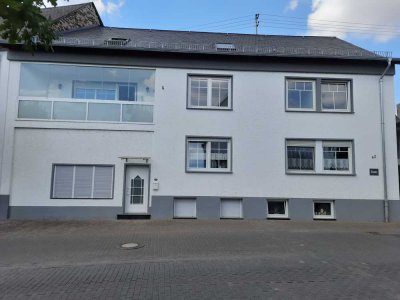 Geräumige 4-Raum-Wohnung mit Küche, Bad, WC, Balkon