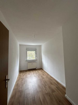 Vollständig renovierte 4-Raum-Wohnung mit Balkon und Einbauküche in Bad Dürrenberg