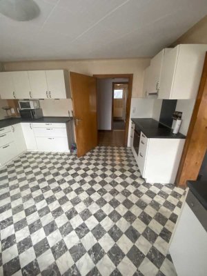 Zwei Zimmer , Küche , Bad , sofort frei