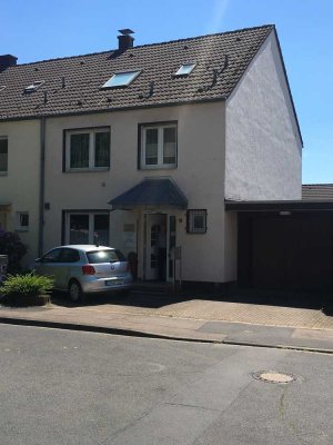 Modernisiertes praktisches Reihenendhaus von privat
