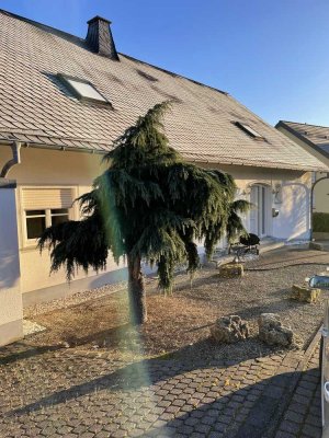 Traumhafte 6 ZKB, ca. 165 qm, mit EBK, großem Tageslichtbad, Kinderbad, Gäste WC und Balkon