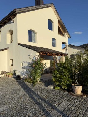 Liebhaberstück: Exklusive 2,5-Zimmer-EG-Wohnung mit EBK, Terrasse und Garten in 84434 Kirchberg