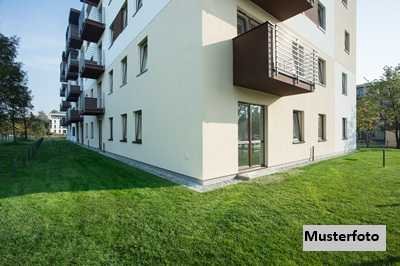 Dreifamilienhaus nebst 5 Garagen