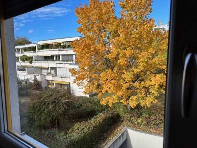 Großzügige 3-Zimmer-Wohnung mit großer Terrasse, Balkon u. Blick ins Grüne - Regensburg-Königswiesen