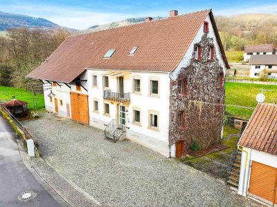 Bauernhaus in Ortsrandlage mit großer Scheune