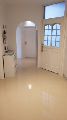 Stilvolle 3-Zimmer-Altbauwohnung, hochwertig renoviert, Holzofen, Einbauküche & verglaster Balkon